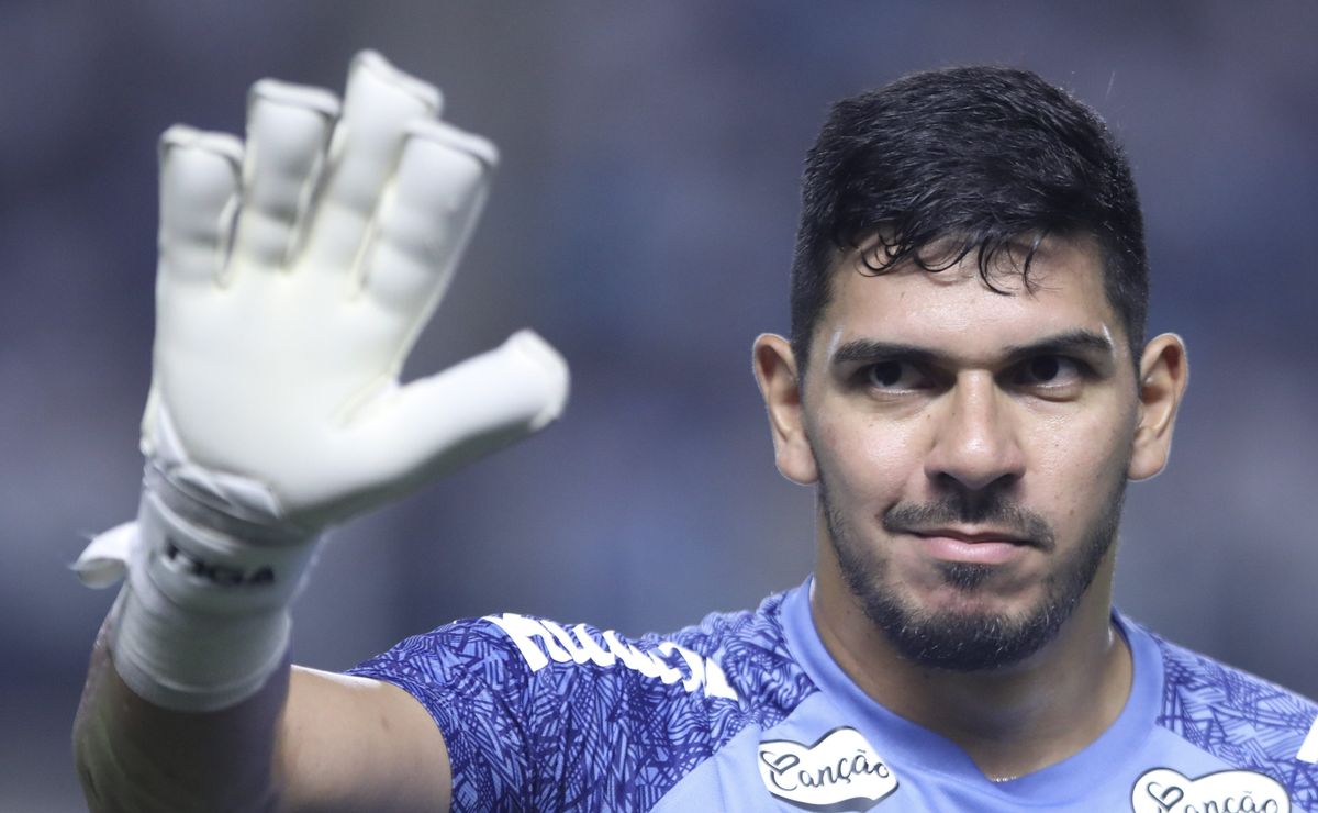 João Paulo recebe sondagens de 2 clubes e Santos pode pedir volta do goleiro se Brazão for vendido