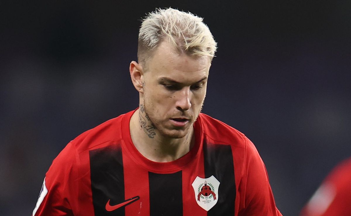 Al-Rayyan estende opção de renovação do contrato de Roger Guedes até 2027 e frusta planos do atacante em voltar ao Brasil