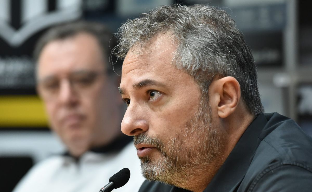 Mattos sofre pressão no Santos e recebe ordem para negociar Mayke; Lateral tem salário de R$ 1 milhão