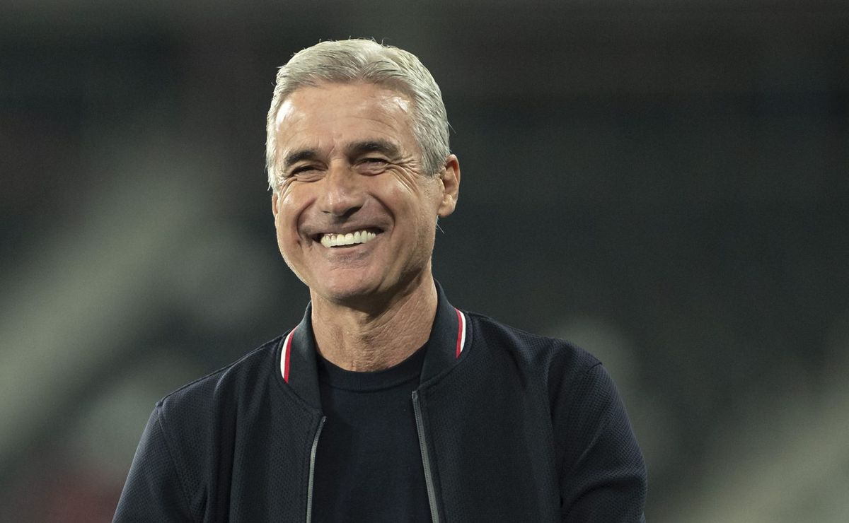 Grêmio assina com Luís Castro até 2027 e fecha com +6 chegadas para comissão técnica
