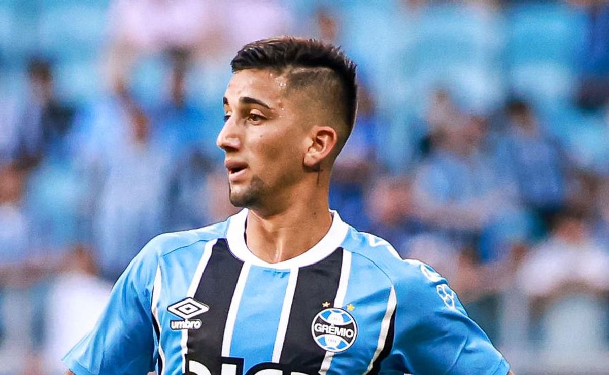 Kike Oliveira, atacante do Grêmio, é chamado para depor pela polícia uruguaia após problema grave