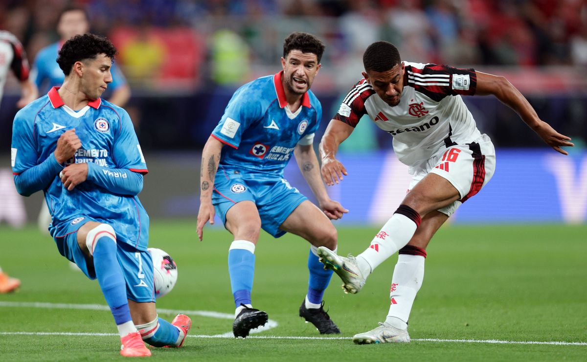 Escalação do Flamengo: Danilo volta à zaga e Filipe Luís deve alterar trio de ataque contra Pyramids