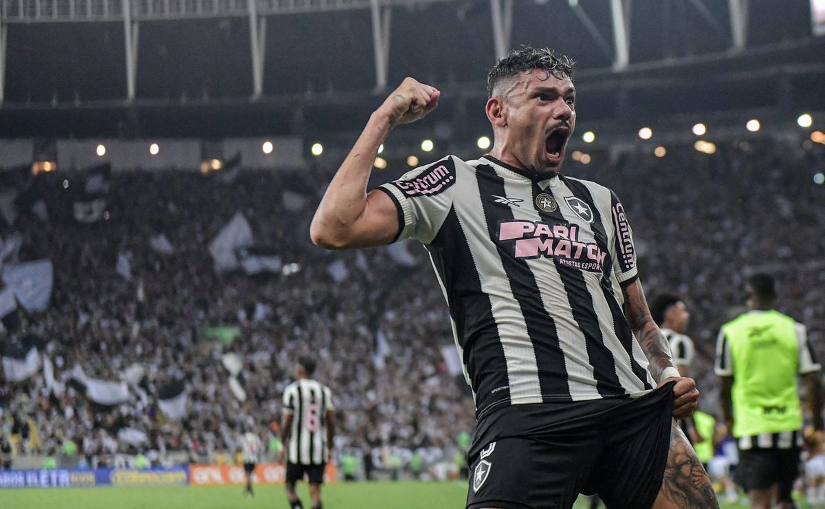 Tiquinho Soares exalta Artur Jorge e se emociona ao rever gol em Botafogo x Palmeiras: “O mais importante”