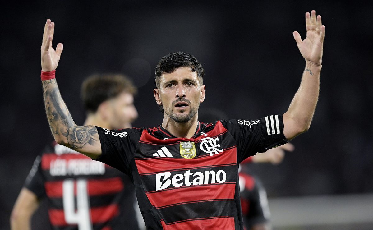 Arrascaeta chega a mais uma assistência na temporada e é elogiado pela torcida do Flamengo