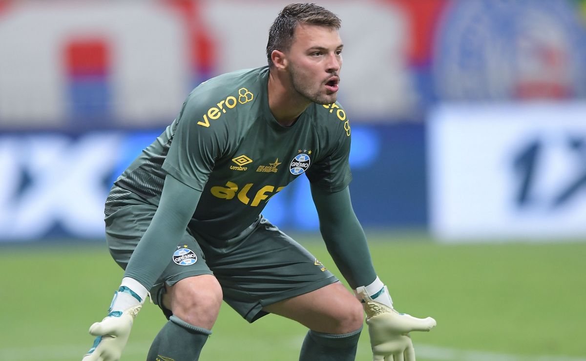 Estilo de Luís Castro pode afastar Gabriel Grando do Grêmio e goleiro tem futuro indefinido