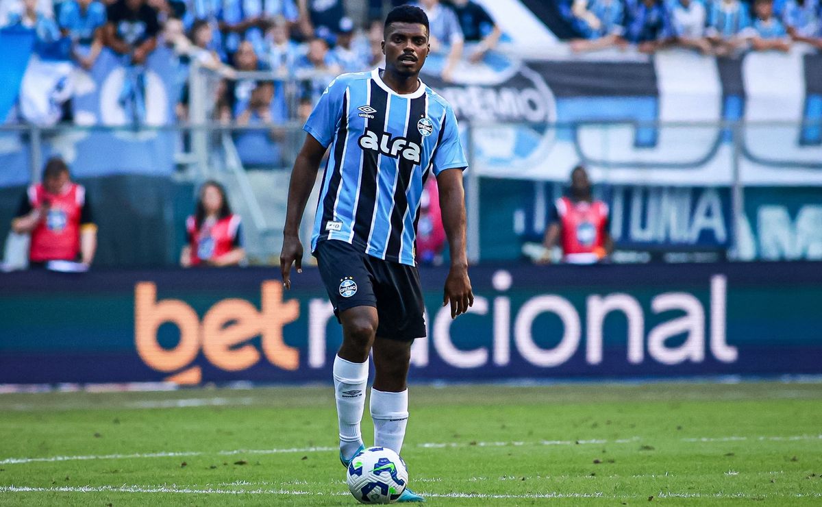 Contestado pelos torcedores e liberado por Luís Castro, Jemerson deve ter rescisão amigável com o Grêmio