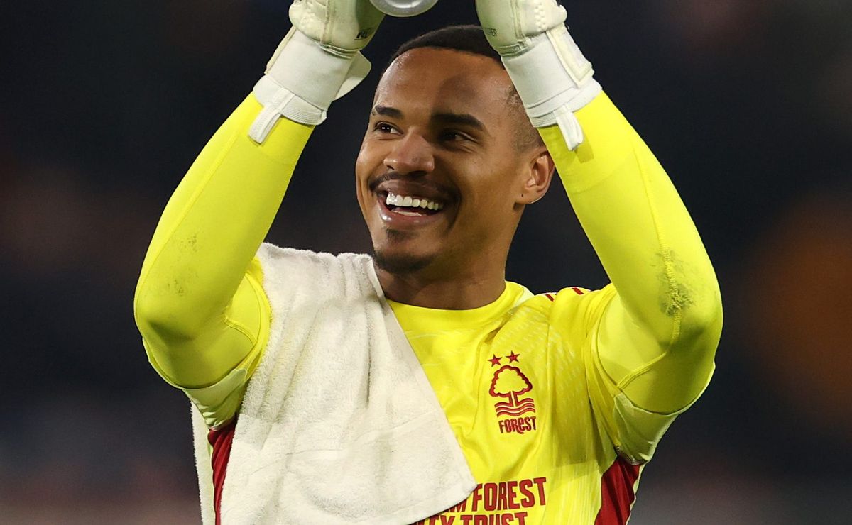 Ex-Botafogo, John estreia na Premier League com vitória histórica do Nottingham Forest e Igor Jesus sai de campo aplaudido