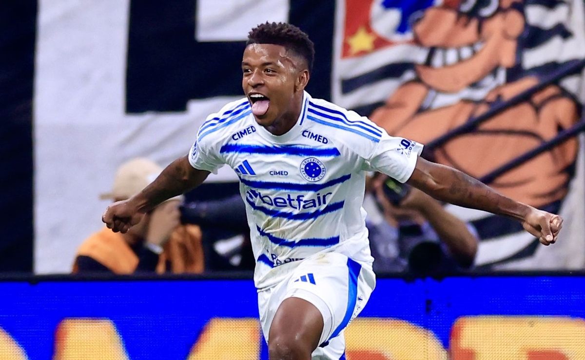 Arroyo marca belo gol e abre o placar para o Cruzeiro contra o Corinthians na Copa do Brasil