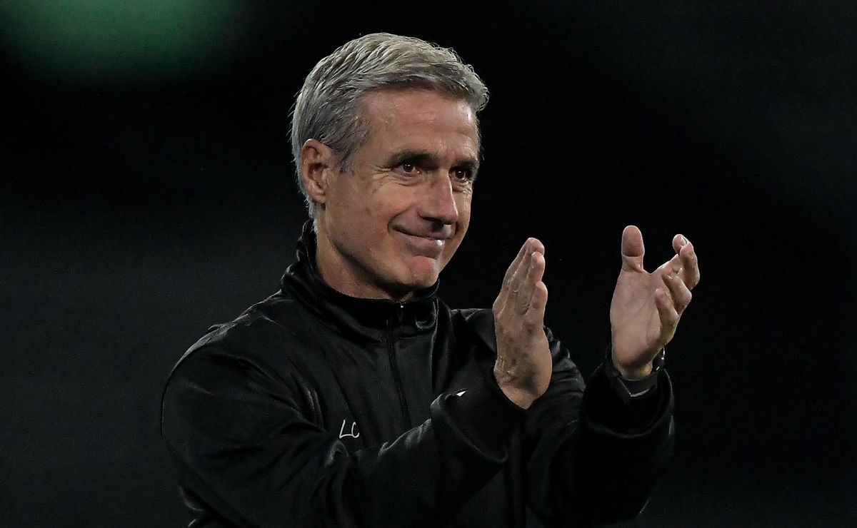 Grêmio inicia plano de Luís Castro e busca contratação de meia brasileiro para liderar reformulação em 2025