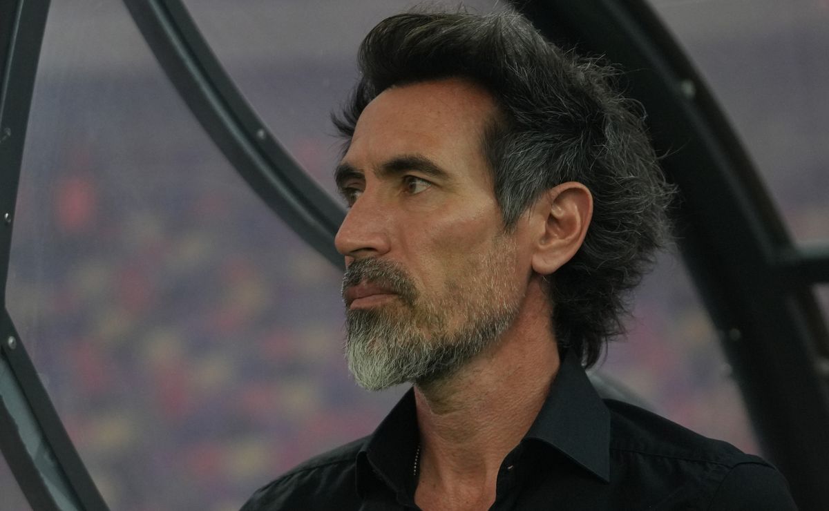 Com Cruzeiro perto de chapéu por Tite, Internacional trabalha com o argentino Eduardo Domínguez como plano B