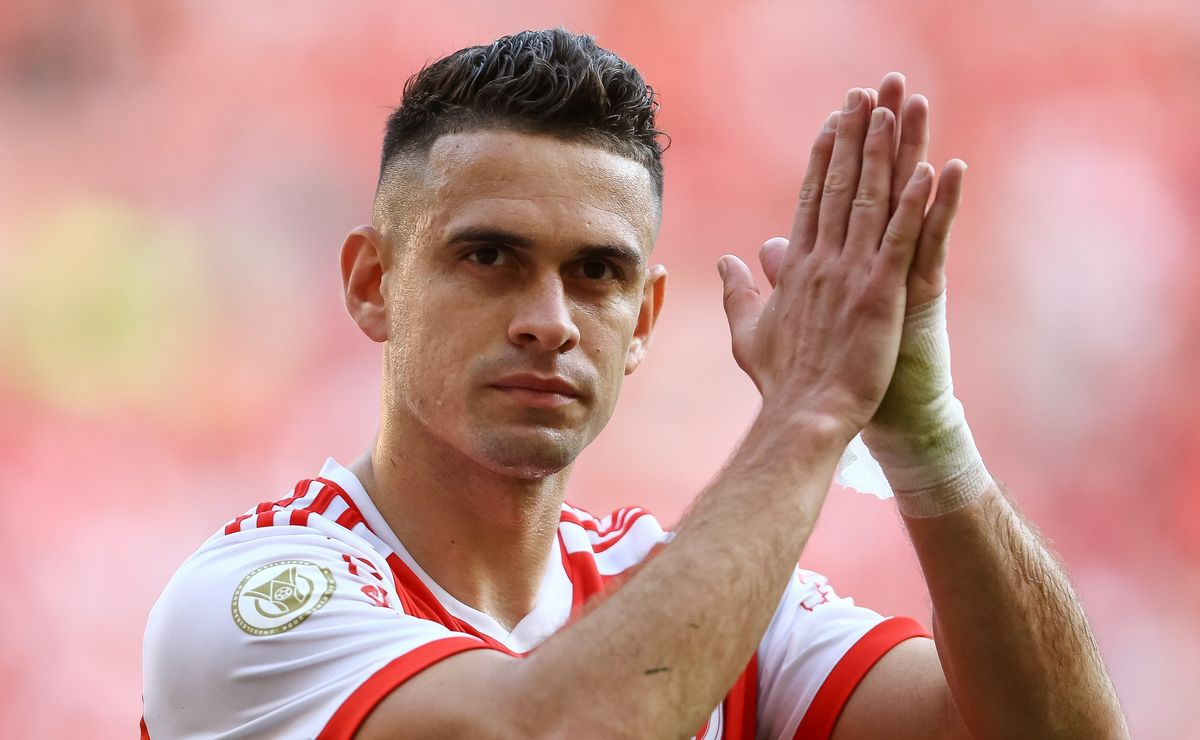 Barcellos planeja conversa com Borré para reduzir salário; permanência no Inter é incerta para 2026