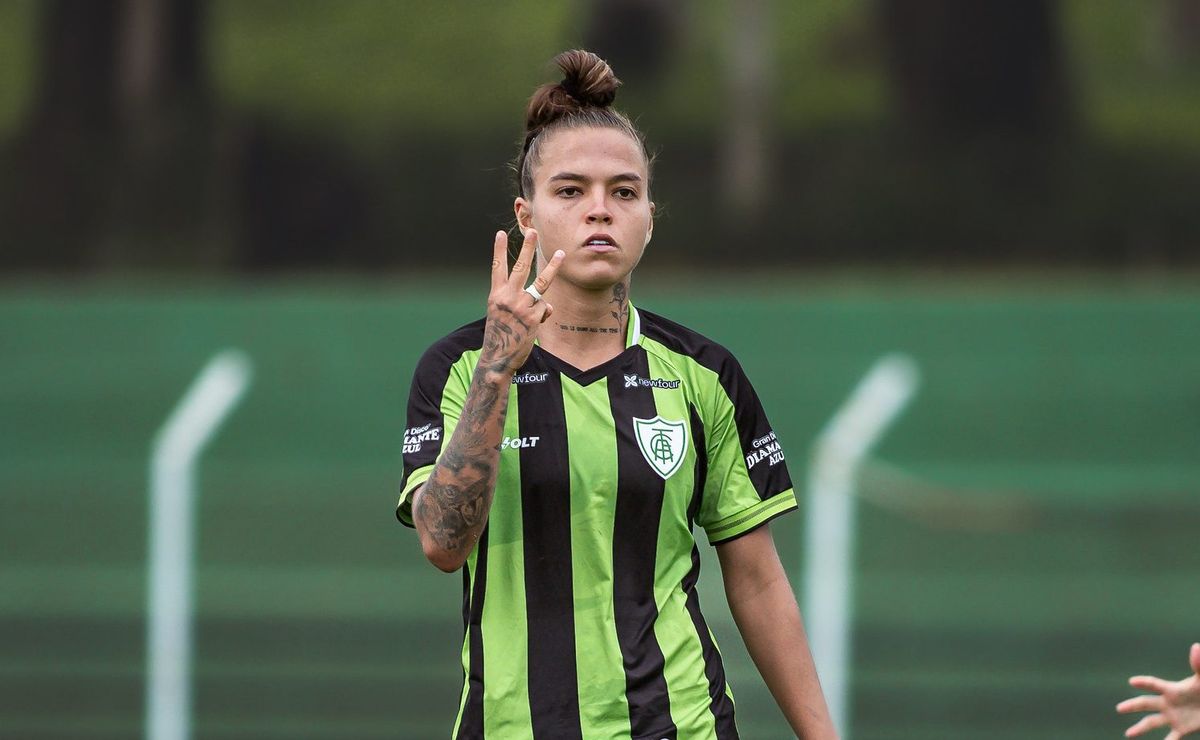 Atlético-MG negocia a contratação da atacante Pimenta, do América