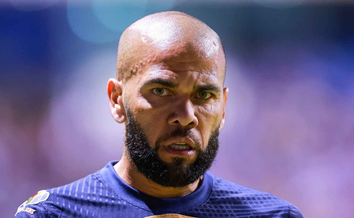 Daniel Alves reaparece e câmeras flagram ex-jogador acompanhando PSG x Flamengo pela Copa Intercontinental