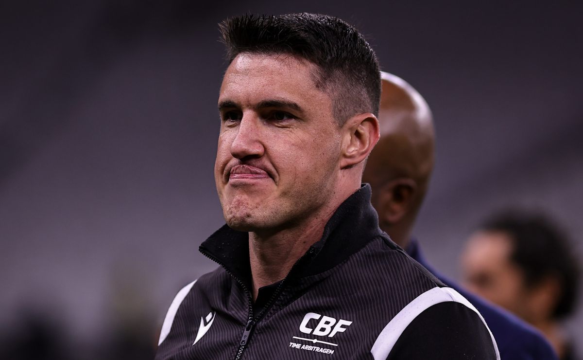 Árbitro Rafael Klein anula gol de Rayan em Corinthians x Vasco por impedimento