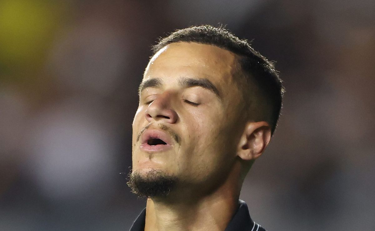 Coutinho atua de forma discreta em empate sem gols entre Vasco e Corinthians na final