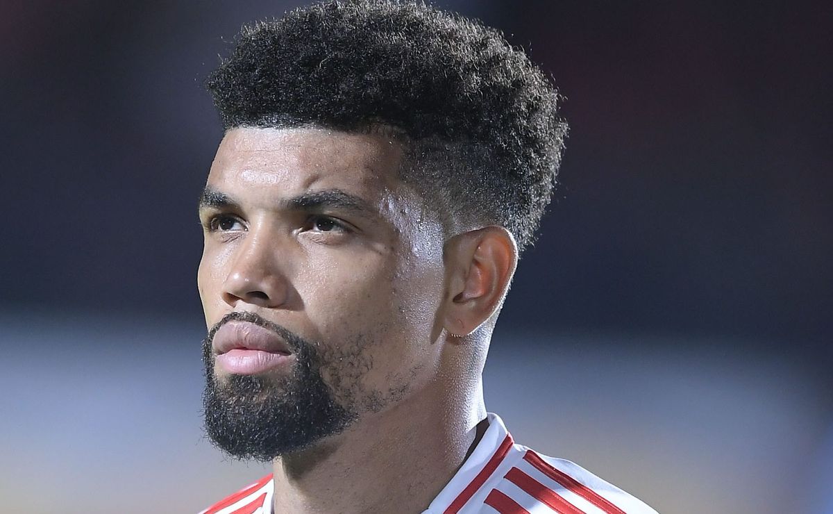 Internacional aceita negociar o zagueiro Juninho, mas exige compensação financeira