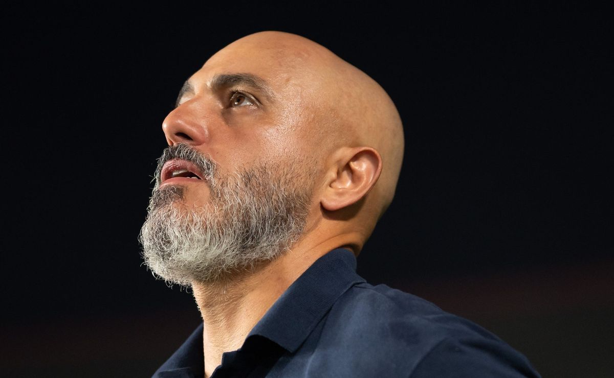 Textor aceita pagar R$ 1 milhão por novo treinador e Rafael Guanaes ganha força no Botafogo