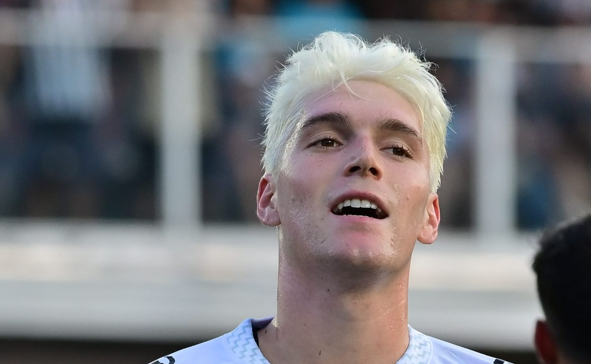 Vojvoda não autoriza saída de Rollheiser e Santos define permanência do meia para 2026