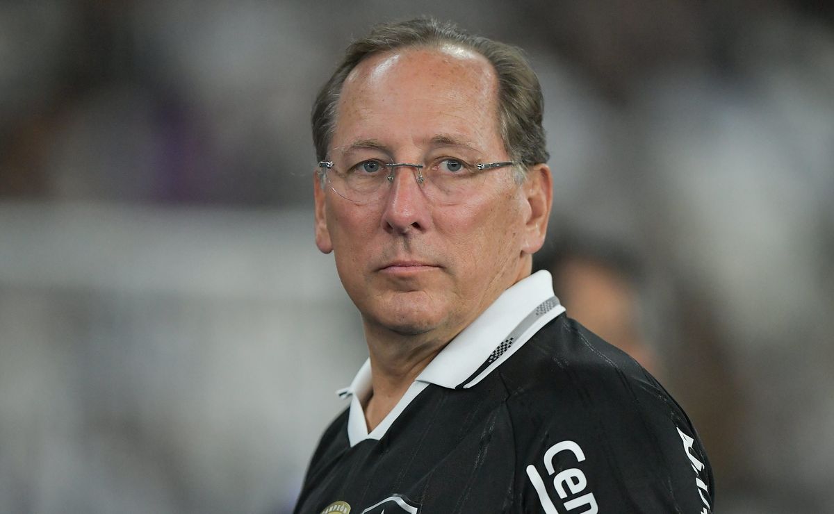 John Textor lidera busca por novo treinador após a saída de Davide Ancelotti do Botafogo