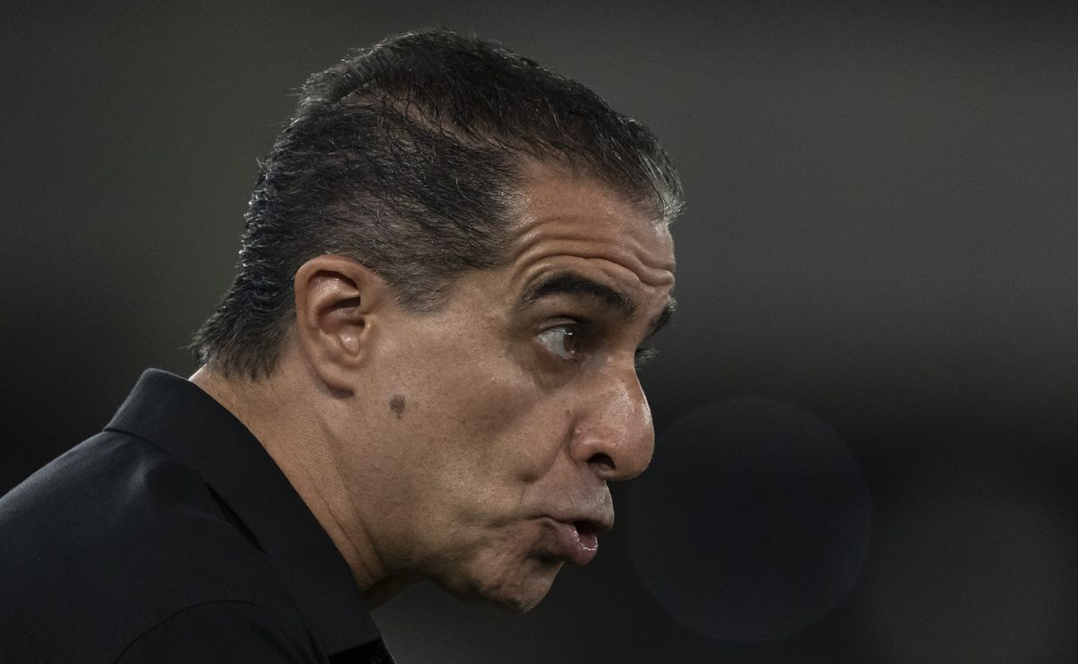 Paiva expõe bastidor com Textor e cutuca dono do Botafogo ao relembrar vitória contra o PSG