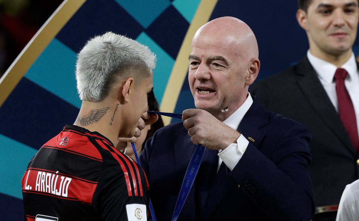 Presidente da Fifa fica encantado com o Flamengo no Catar e Mengão aproveita para estreitar relação