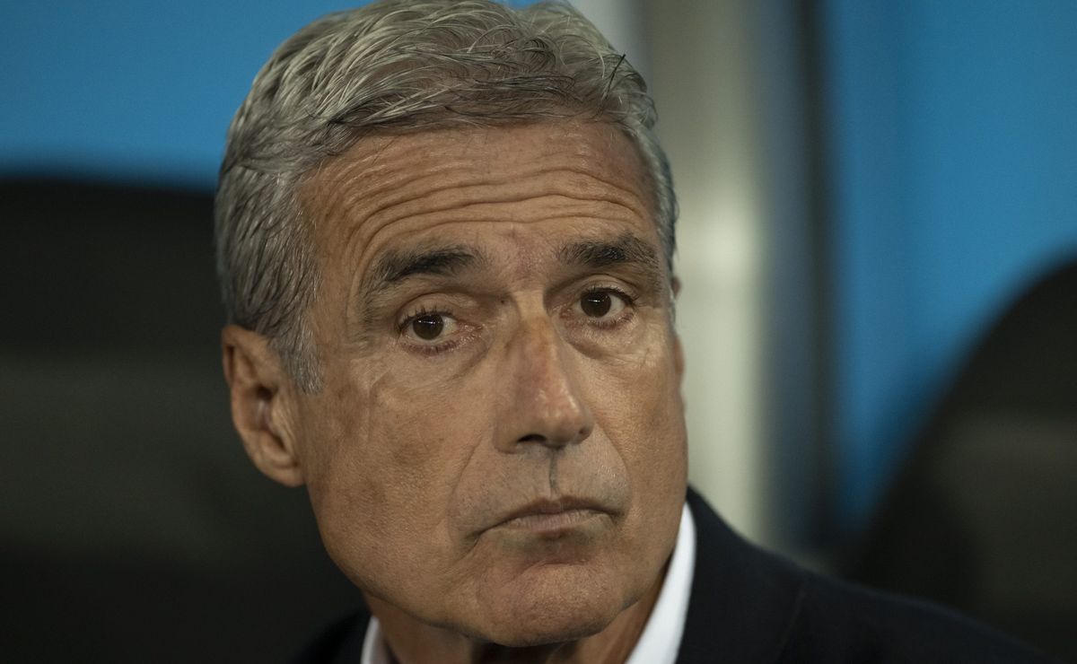 Luís Castro aposta na base e planeja usar jovens do Grêmio na temporada de 2026