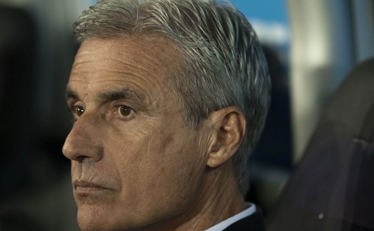 Com aval de Luís Castro, Grêmio negocia saída definitiva de Arezo e espera proposta do Peñarol