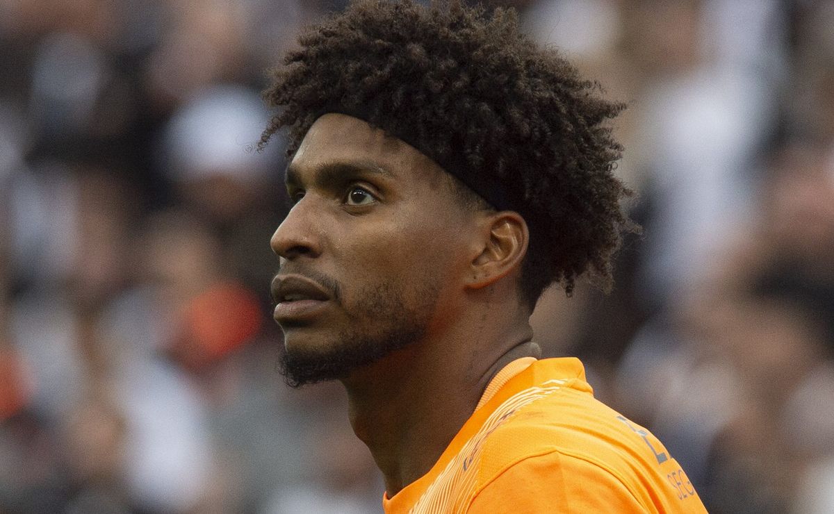 Corinthians diz não para caminhão de dinheiro e recusa proposta por Hugo Souza