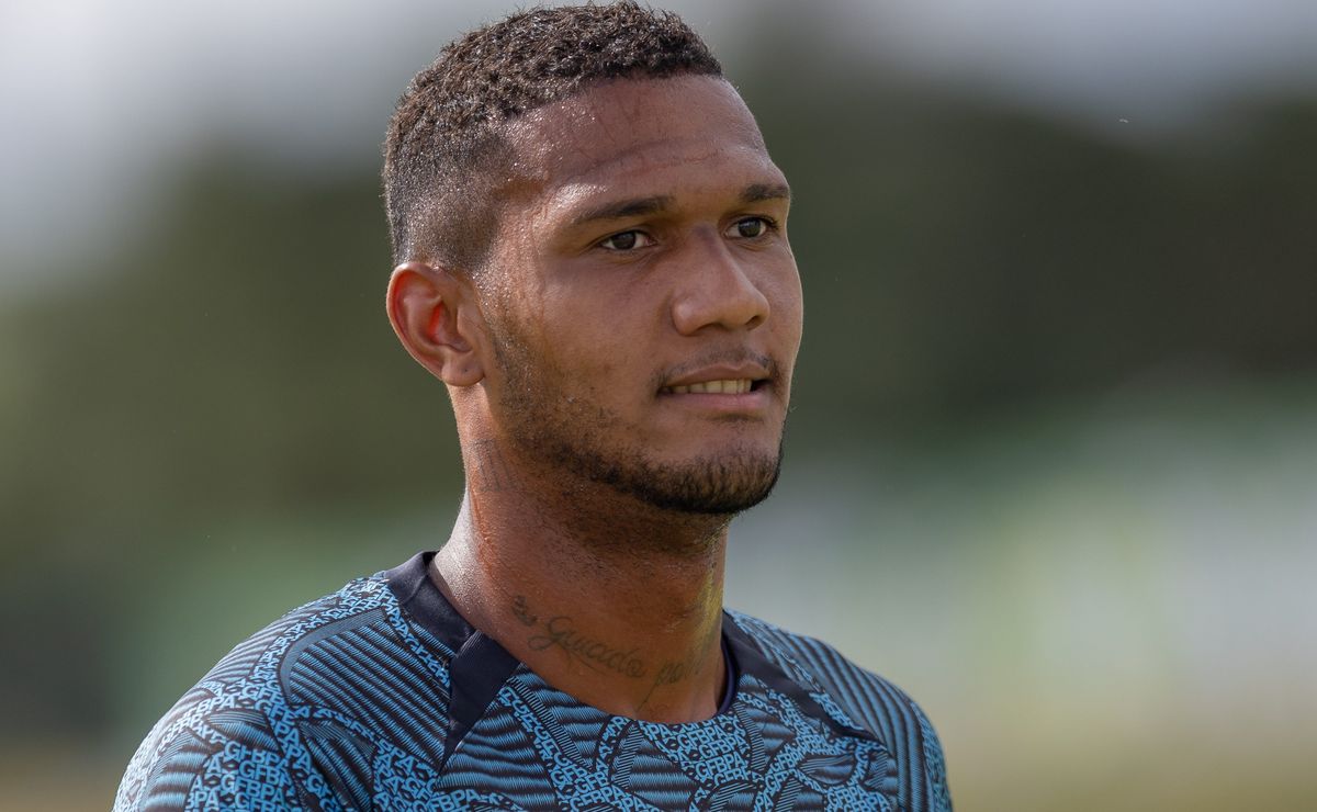 Grêmio não para em Adriel e barca de saídas imediatas pode chegar a 13 nomes