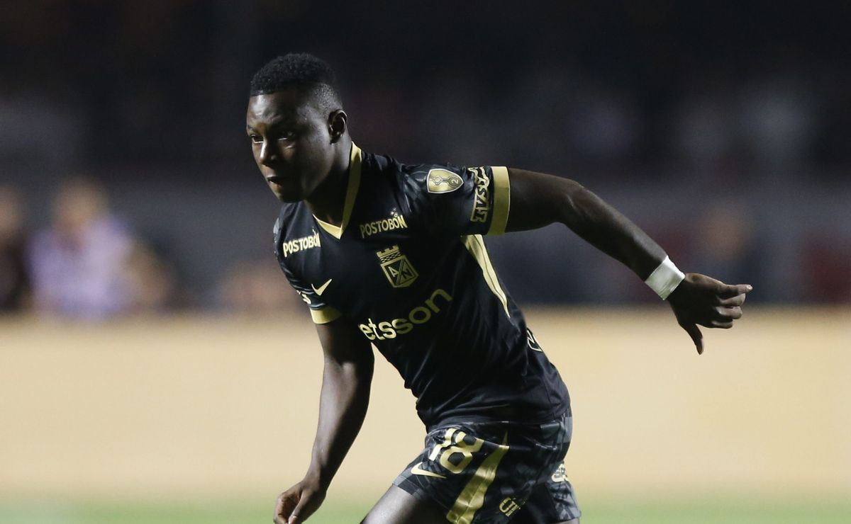 Santos quer fechar com Hinestroza, mas trata com cautela troca envolvendo Morelos