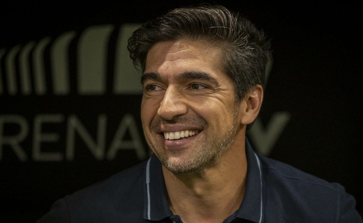 Palmeiras movimenta o mercado da bola e cogita fechar com atacante + 2 jogadores