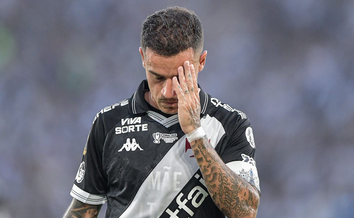 Coutinho e Rayan recebem críticas da torcida do Vasco durante final da Copa do Brasil