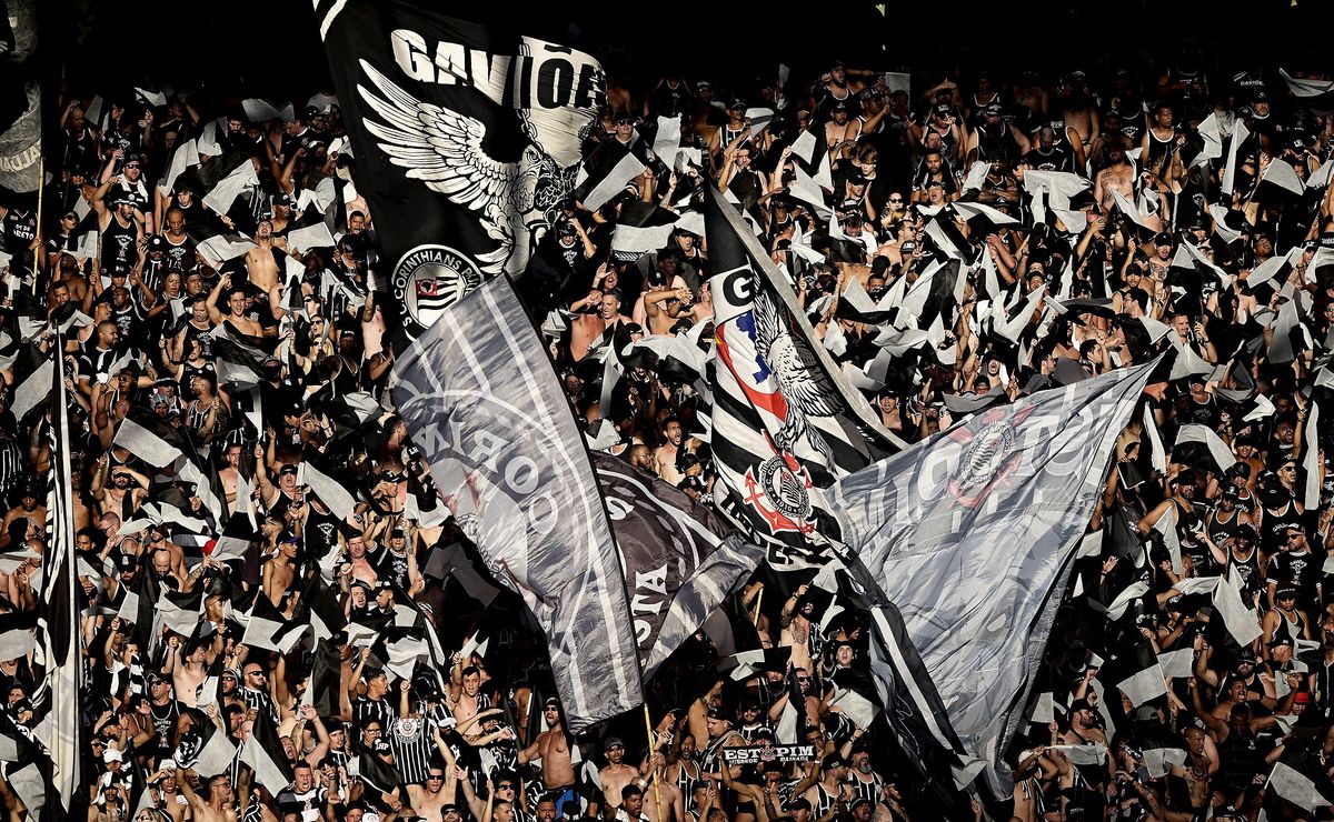 Fiel ‘cala’ torcida do Vasco no Maracanã na final da Copa do Brasil