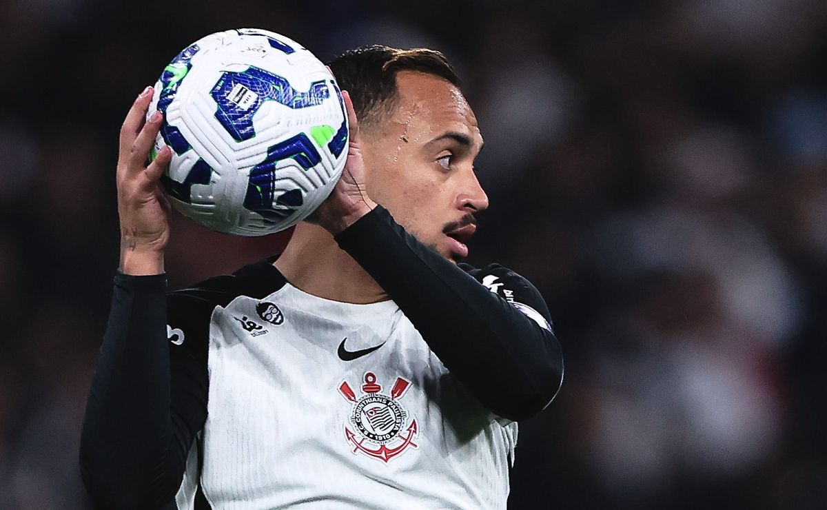Torcida do Vasco se revolta e pede pênalti após Hugo Souza chutar bola na mão de Maycon