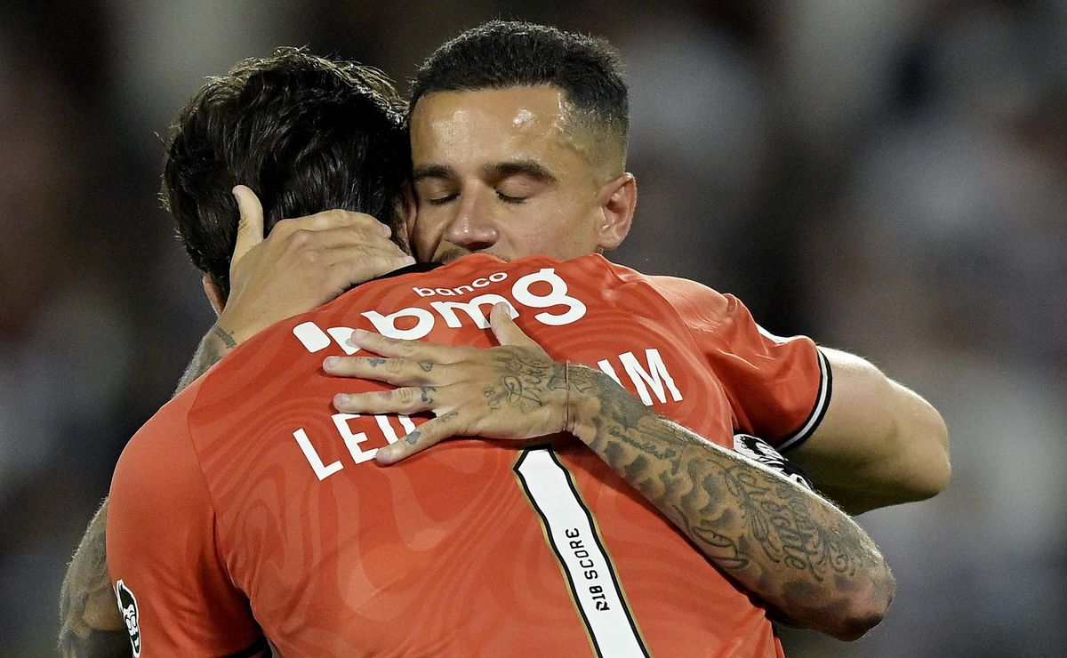 Torcida do Vasco aponta vilão após perder Copa do Brasil e culpa Léo Jardim por 1° gol do Corinthians