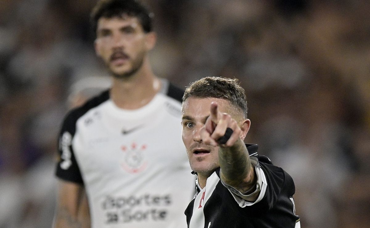 Vegetti cai em lágrimas no Maracanã após vice do Vasco contra o Corinthians na final da Copa do Brasil