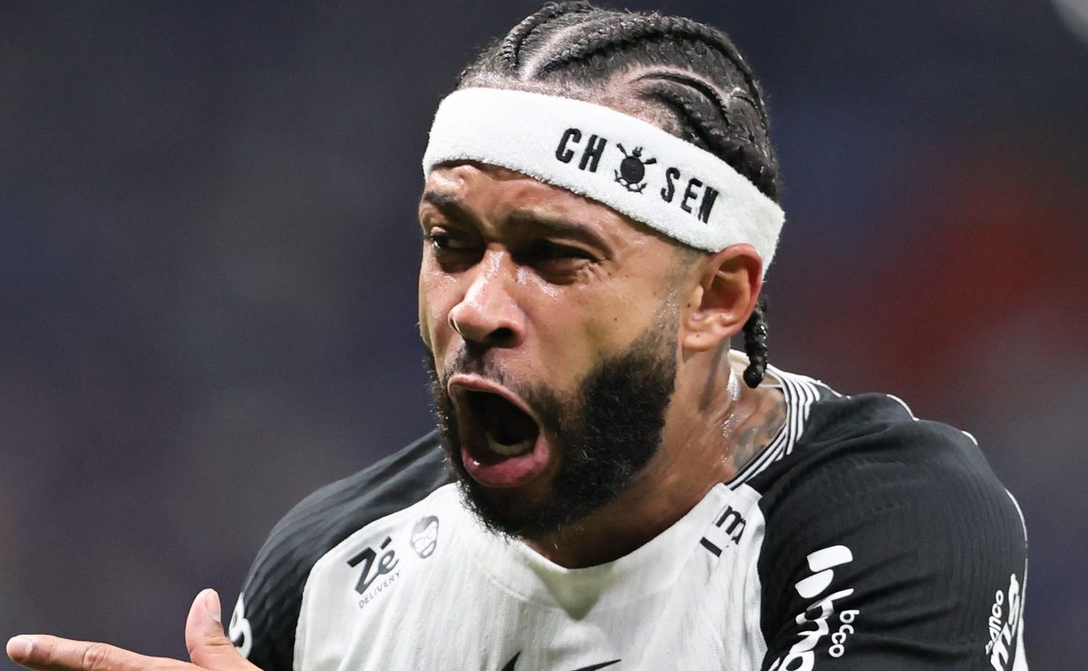 Memphis Depay se emociona ao vivo com Corinthians campeão da Copa do Brasil e acusa diretores