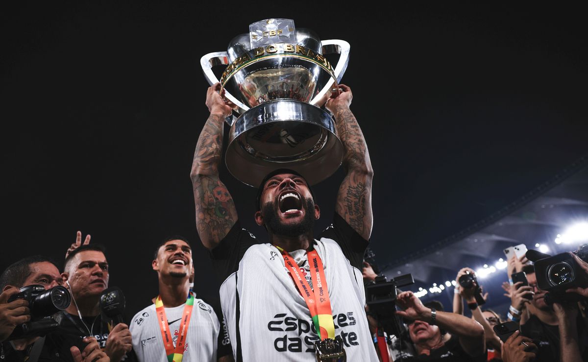 Entenda a situação contratual de Memphis Depay no Corinthians após título da Copa do Brasil