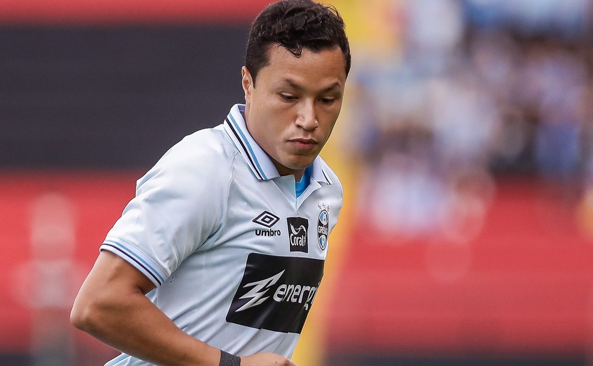 Grêmio garante renovação até 2028 e lateral-esquerdo Marlon assina novo vínculo