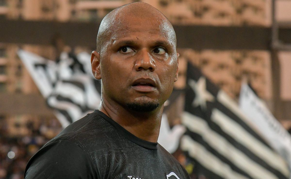 Jefferson cobra volta de estilo que deu certo no Botafogo em 2024: “Precisa ter jogadores de lado”