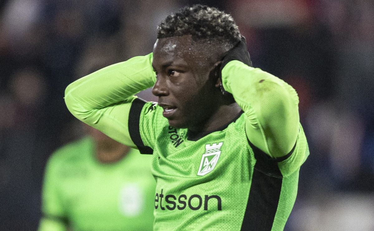 Santos enfrenta dificuldades para fechar com Hinestroza, mas não desiste da contratação