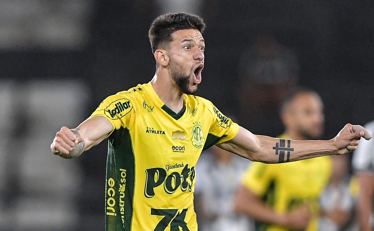 Fluminense não para em Jemmes e prepara oferta para contratar Rodrigo Becão, do Fenerbahçe