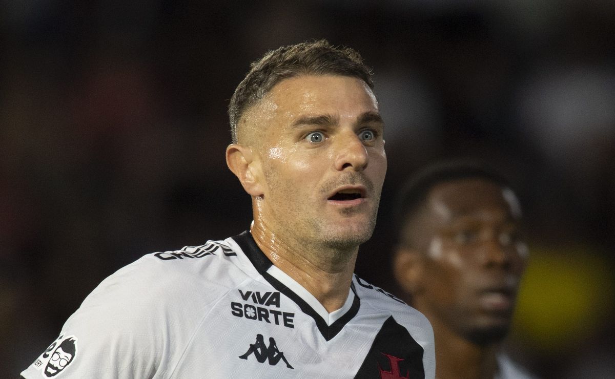 Vegetti decide sobre futuro no Vasco e a prioridade do atacante é cumprir contrato em São Januário