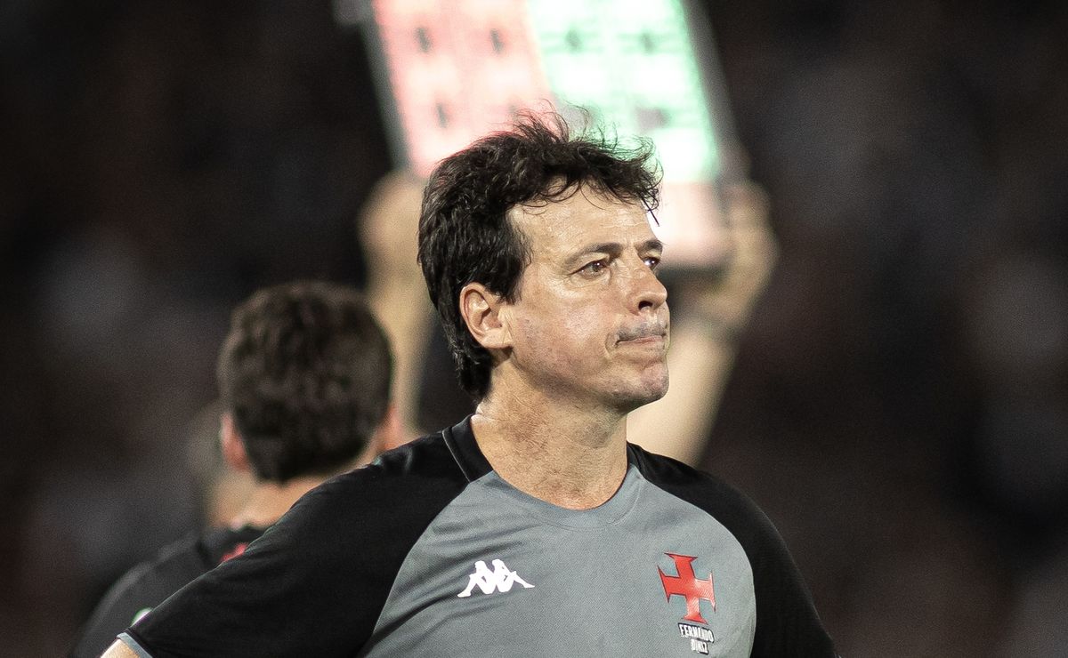 Joel Santana se enfurece com Fernando Diniz por tirar Coutinho em Vasco x Corinthians: “Não se mexe no craque”