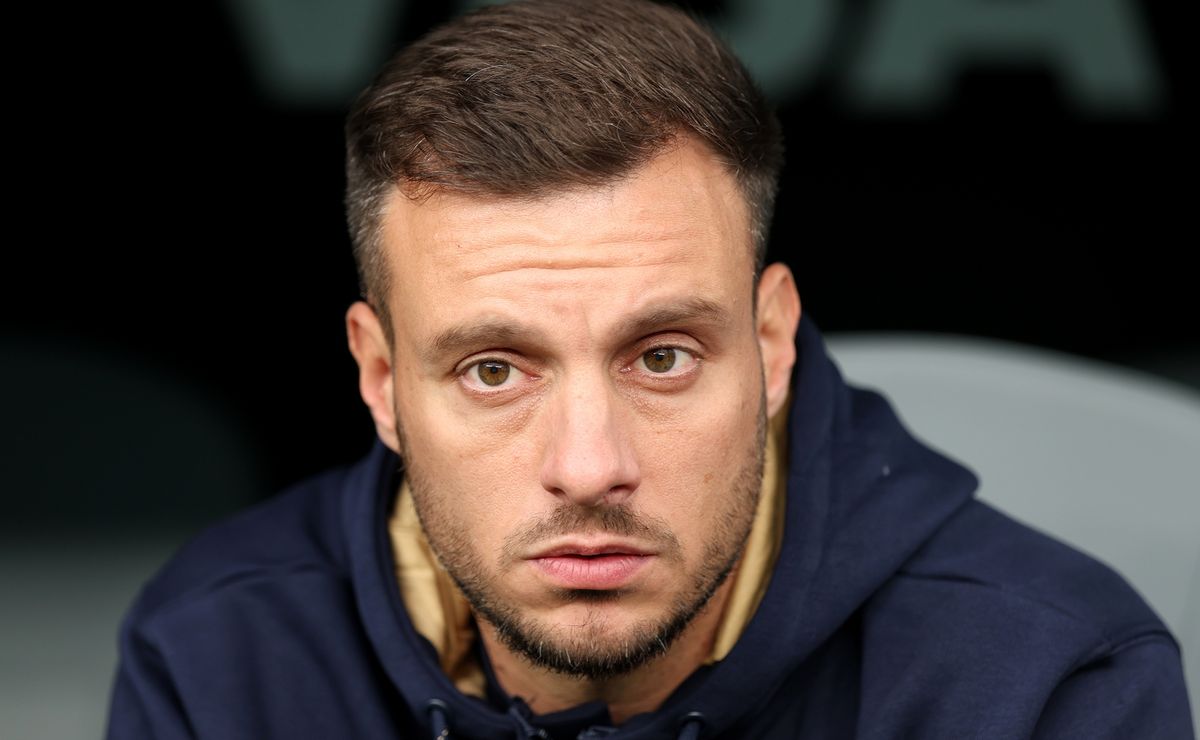 Cicinho esbanja franqueza e reprova contratação de Martín Anselmi pelo Botafogo: “Mais um tiro no escuro”