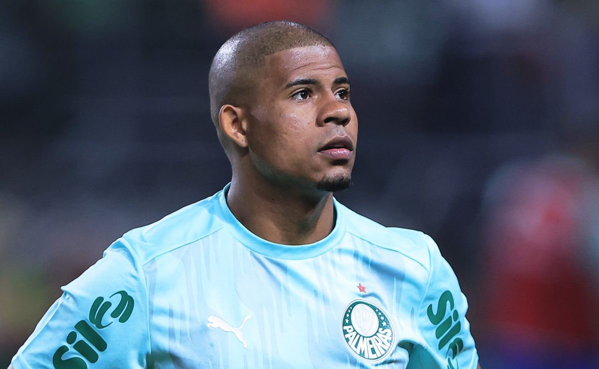 Fora dos planos de Abel no Palmeiras, lateral Gilberto deve ser emprestado ao Athletico-PR