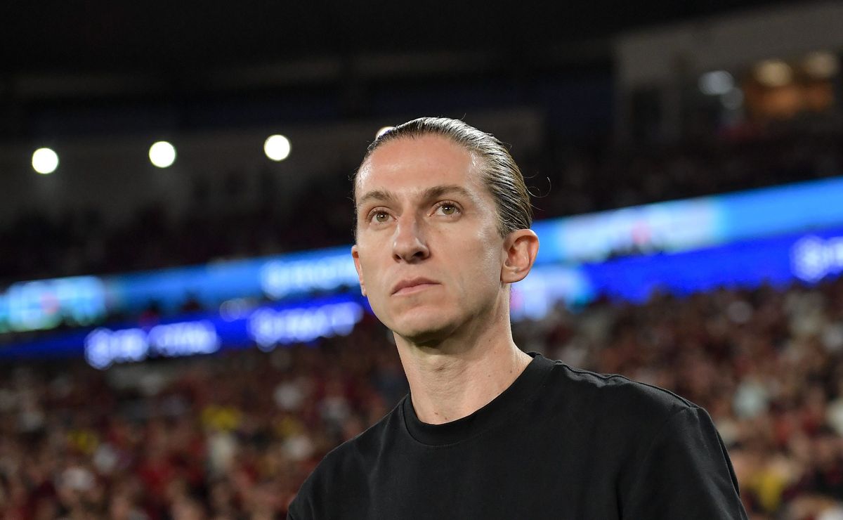 Vidente aponta possível futuro de Filipe Luís como técnico do Flamengo em 2026