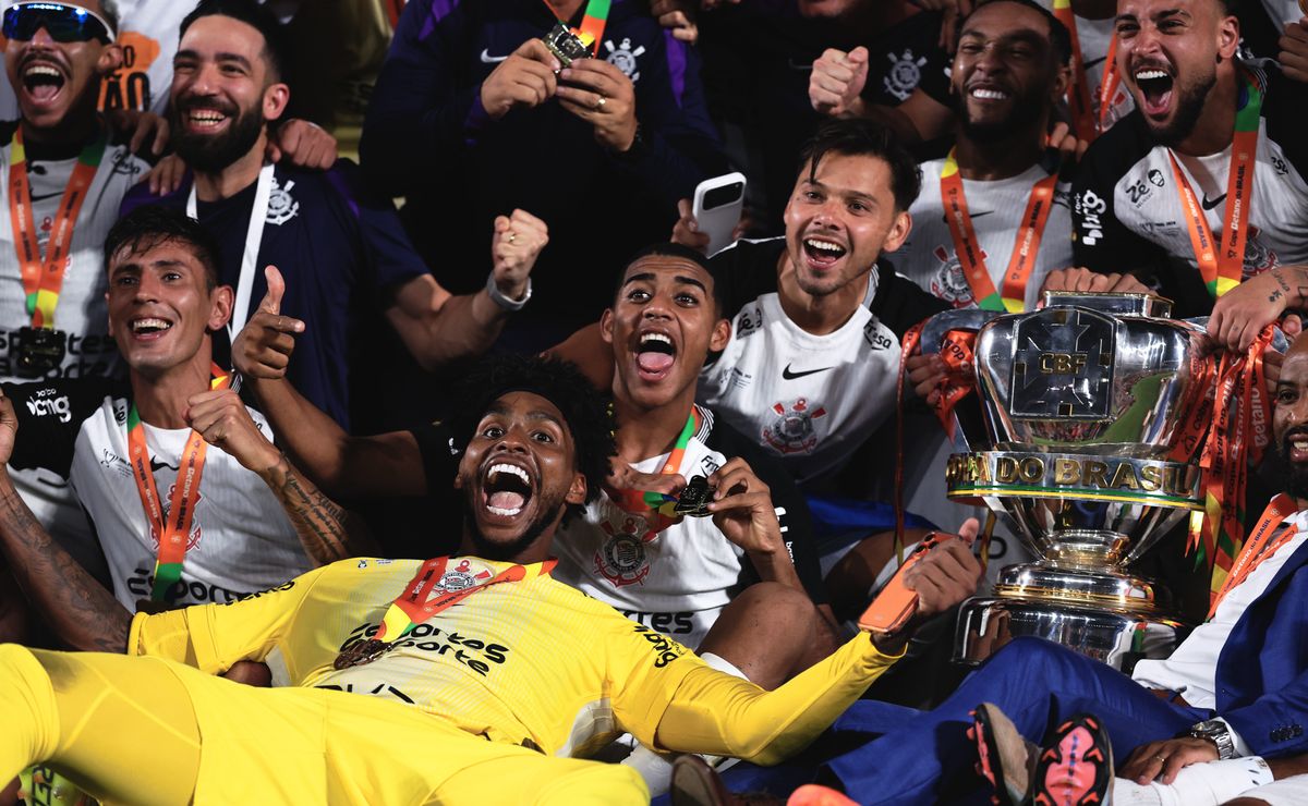 Jogador do Corinthians chama atenção ao viajar de ônibus para final da Copa do Brasil