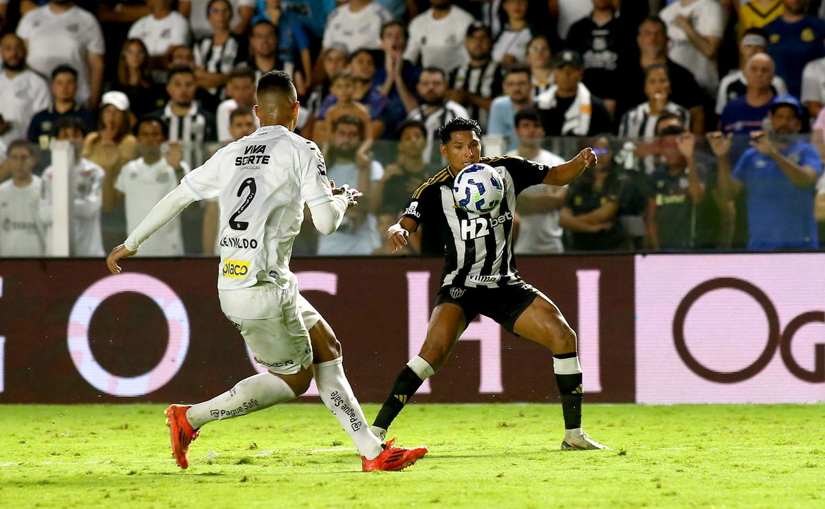 Santos fecha acordo salarial com Rony e aguarda liberação do Atlético-MG para anunciar atacante