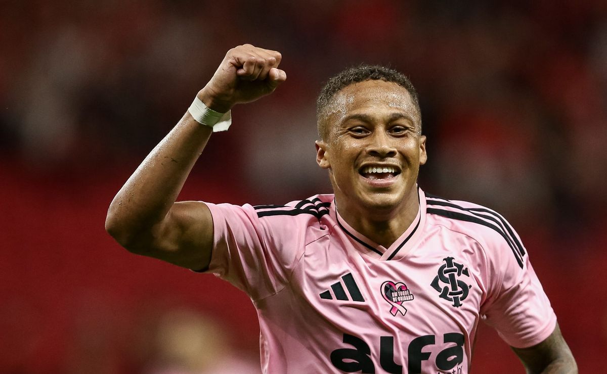 Santos oferece salário alto para Vitinho e busca chapéu no Internacional para assinar com atacante